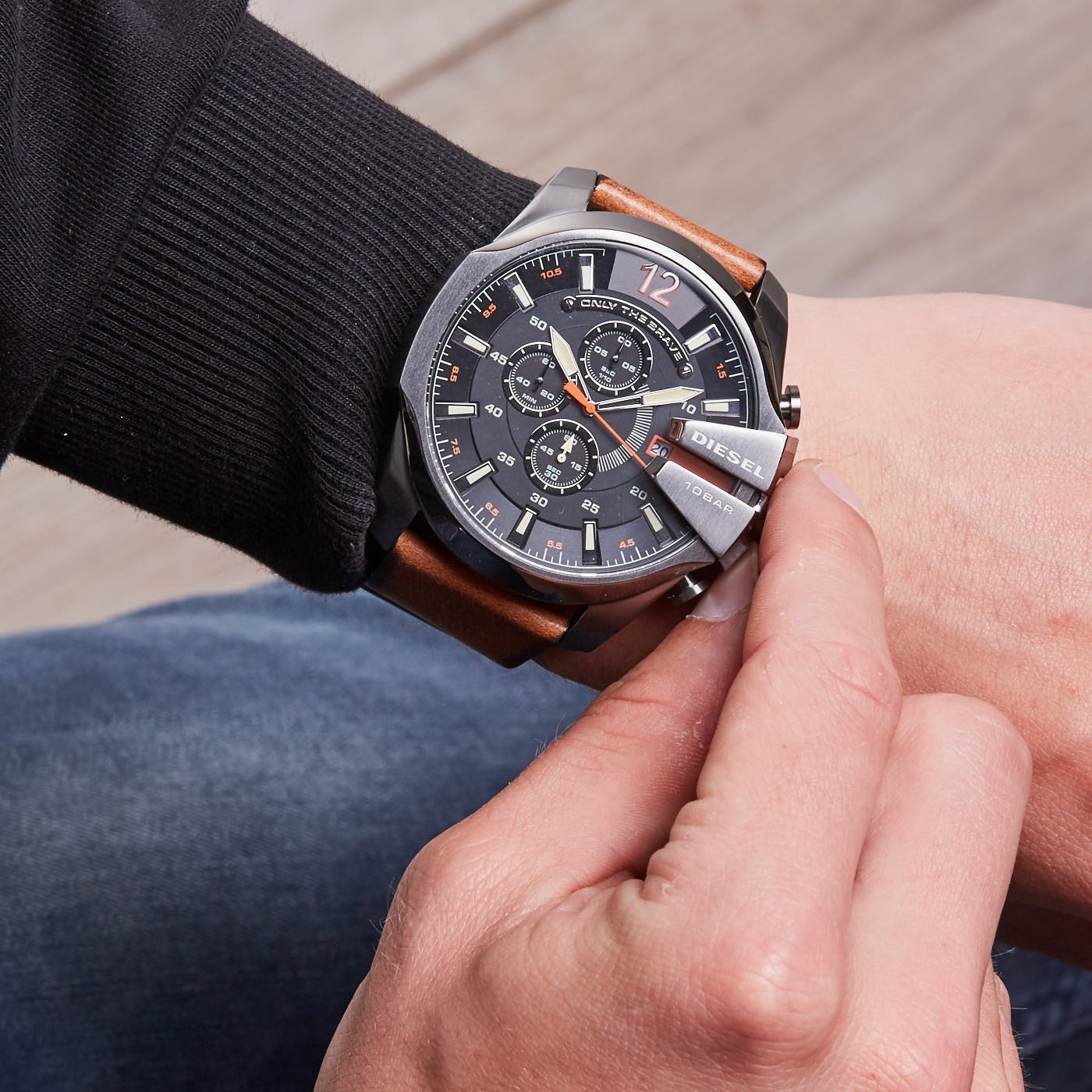 Diesel Mega Chief DZ4343Diesel Mega Chief DZ4343 316L gunmetal ion-plated stainless steel & genuine leather strap 10ATM (100m) water resistant Japan movements with a chronograph and date function